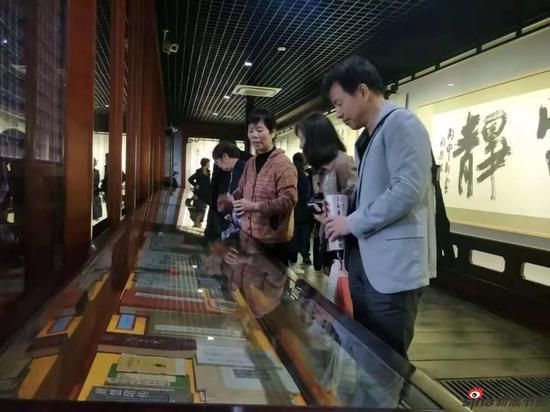 十余位学周体的日本周粉们到场参观,李静馆长用流利的日语向他们介绍周慧珺书法艺术馆的展品。