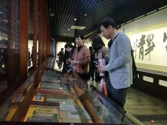 发布会后,李静与来自日本的书法爱好者共同参观周慧珺书法艺术馆