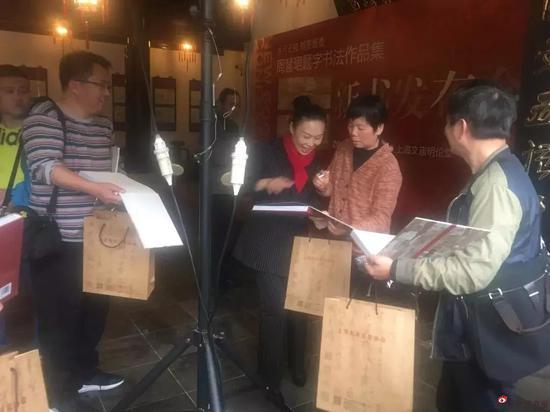 与会者纷纷请李静老师签名
