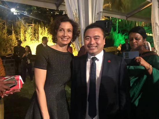 联合国教科文组织总干事奥德蕾·阿祖莱女士与永新华韵执行总裁罗勇合影