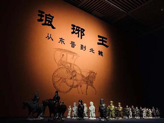展览入口,司马金龙墓出土的釉陶俑阵
