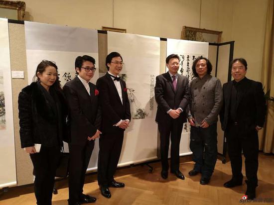 俞建华大使息间参观书画展