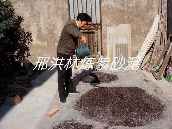 二、经常用水淋矿石,加速矿石的风化