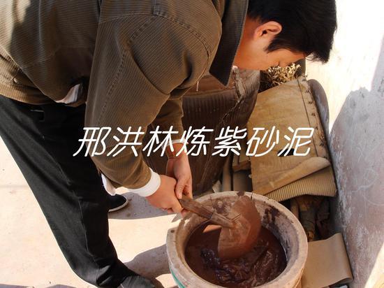 六、将泥料导入大的石膏模具中,吸收一些水分