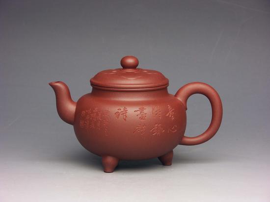 大彬提梁 董正红(董震红)1974年生于陶都宜兴,1997年起在顾绍培工作室进修五年,后又拜中国工艺美术大师吴鸣先生为师,擅长全手工制壶,壶样大气,赋予了紫砂独特的美学意韵