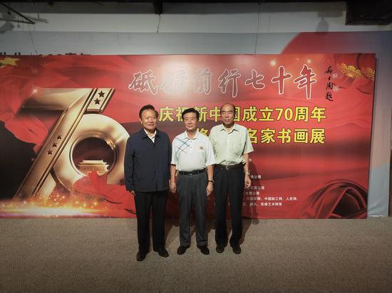 空军原副政委芮清凯中将、第十二届全国人大常委会委员、副秘书长、中国留学人才发展基金会曹卫洲理事长、全国人大预算工作委员会原副主任苏军合影留念