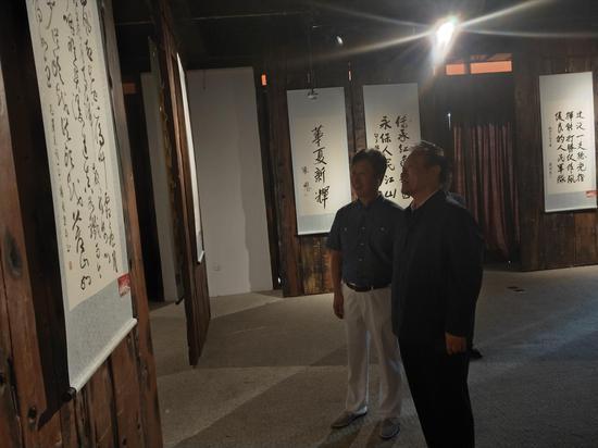 北京红星阁将军书画院徐波秘书长陪同第十二届全国人大常委会委员、副秘书长、中国留学人才发展基金会曹卫洲理事长参观展览