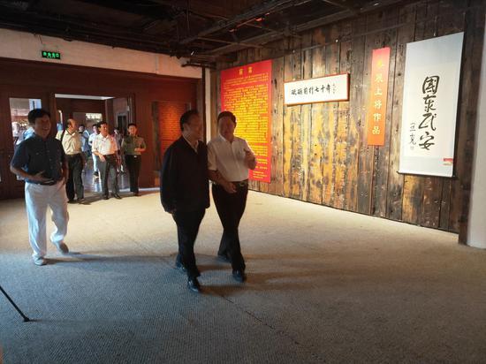 原总政治部副主任唐天标上将与第十二届全国人大常委会委员、副秘书长、中国留学人才发展基金会曹卫洲理事长参观展览