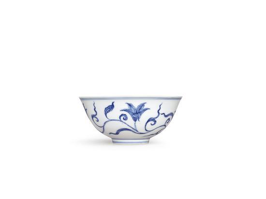 明成化 青花萱草纹宫盌 《大明成化年制》款 14.8 公分 预料成交价逾6,000万港元