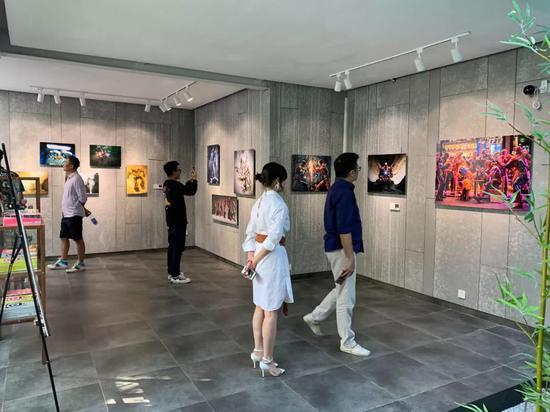 观众看展