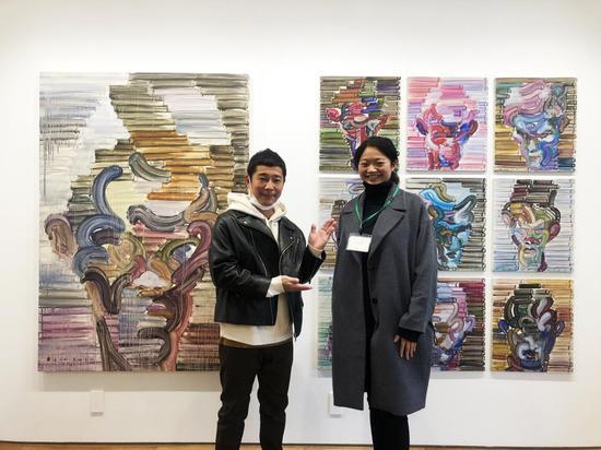 当代艺术基金会创始人前泽友作与艺术家江上越在她的作品前 Maezawa Yusaku founder of Contemporary Art Foundation and Egami Etsu in front of Egami’s work。
