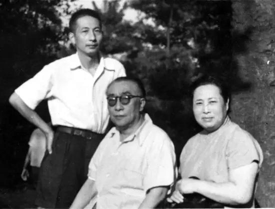 张守成(立者)与吴湖帆夫妇(摄于上世纪60年代)