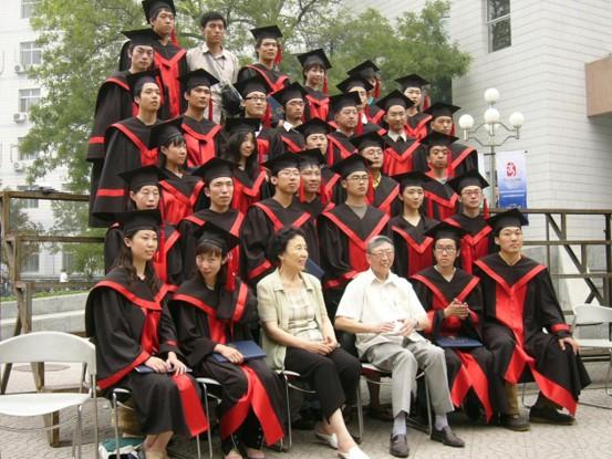 2004年人大徐悲鸿艺术学院2000级绘画系(油画、国画)毕业生与先生们的合影