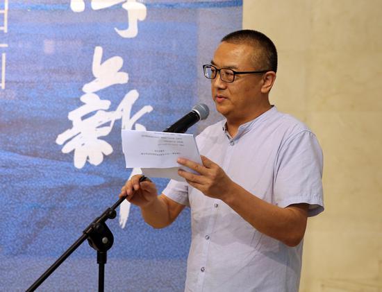 关山月美术馆艺术总监文祯非主持开幕式