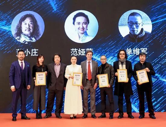 左起:吕能幸、王天德(李姗代领)、杨建勇、范娅萍、胡润、单维军、董小庄、王笑今