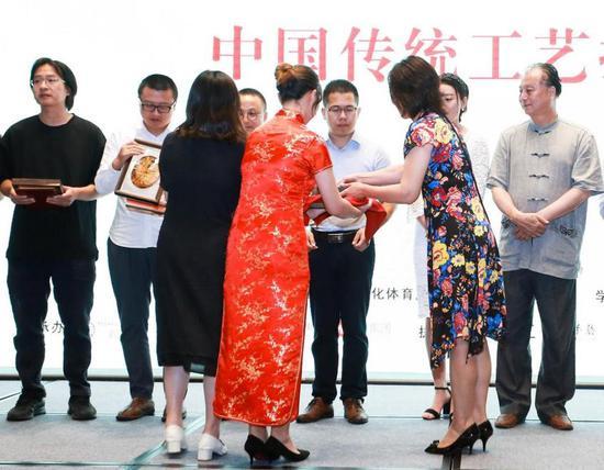 5月12日“国匠荣耀—第三届手工艺创新盛会”现场,四特酒有限责任公司代表毛云贵领取“中国传统工艺振兴奖”