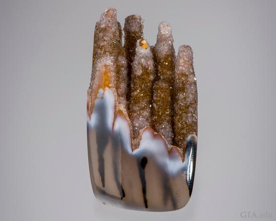 石髓石英晶簇 由天然晶簇形成的不同寻常的手指状晶体促使人们将该石英标本命名为 King’s Crown(国王之冠)