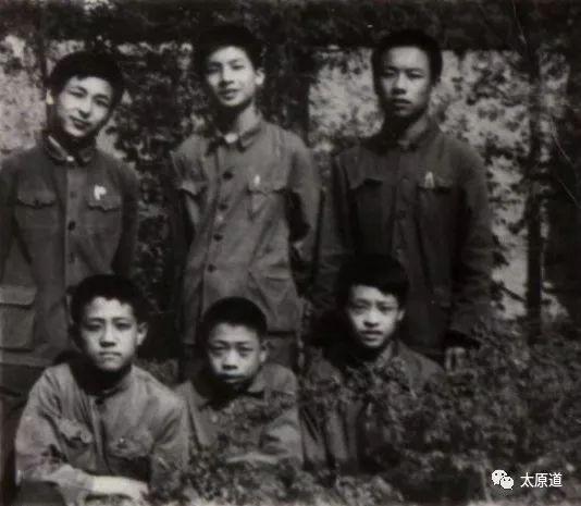 临近中考时快班几位同学的合影,苏丹(后排中间)