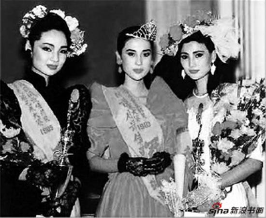 1989年首届新丝路中国模特大赛在广州举行,冠亚季军合影。
