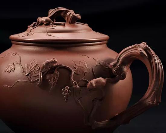 顾景舟制「松鼠葡萄十头套组茶具」局部