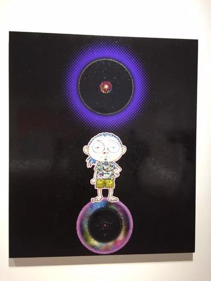 《円相》分为六幅绘画,呈现村上隆自己的形象逐渐被时空扭曲的过程,这是初始的一幅,“村上隆”站在时空扭曲环的旁边