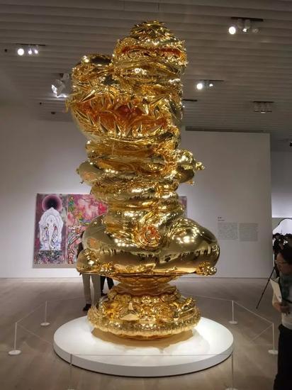面容略带挣扎和痛苦的《宇宙的产声》,象征着婴儿出生的啼哭,村上隆花费十年时间完成
