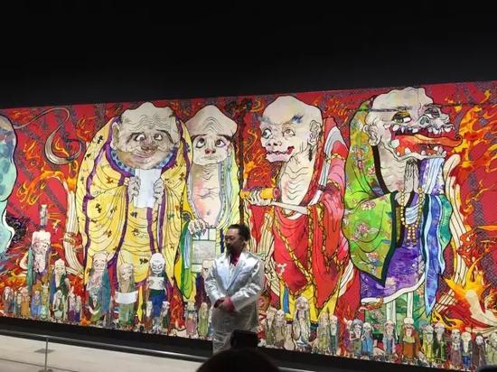 森美术馆村上隆展览开幕现场,村上隆站在《五百罗汉》前