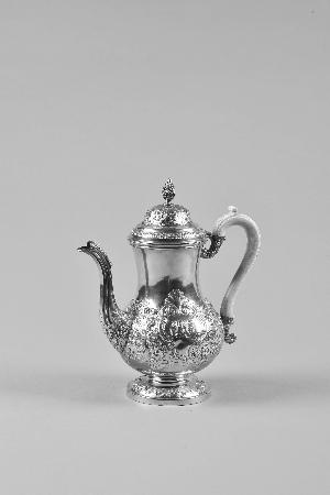 英国18世纪贵族用品,1786年产自伦敦,壶身带贵族纹章徽记。