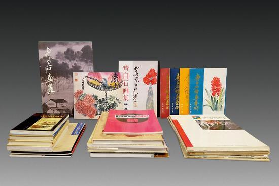 LOT 1758 齐白石早期展览画册 纸本 45册 备注:此标的含 1。《齐白石绘画艺术》4册全。 2。《中国画的至宝:齐白石展》1987年,日本西武百店读卖新闻社出版。 3。《齐白石画集》1990年,神莫山编,日本龙华堂出版。书中作品无争议,市场多流通; 4。《齐白石画集》1982年,国华出版社出版。 等诸画册。 RMB: 9,000-15,000