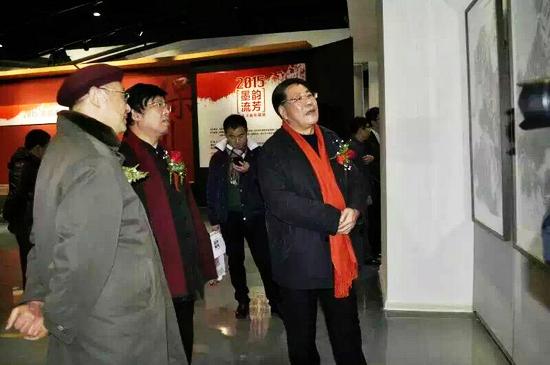 中国艺术品鉴赏评论专家委员会(文化部)鉴赏专家张国祥先生参观展览