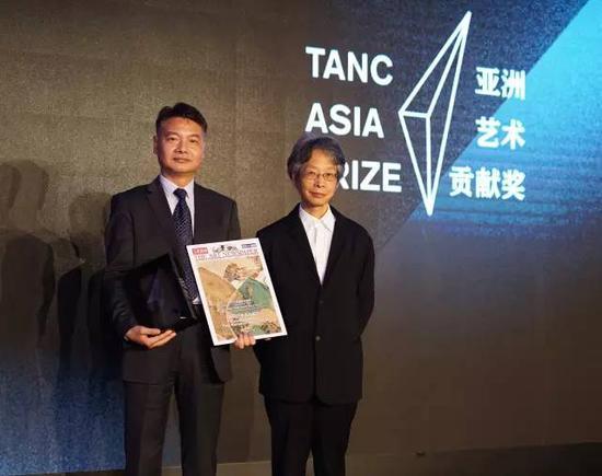 颁奖嘉宾中国著名艺术家、文化学者卢辅圣(右),奖项得主苏州博物馆代表、馆长陈瑞近(左)