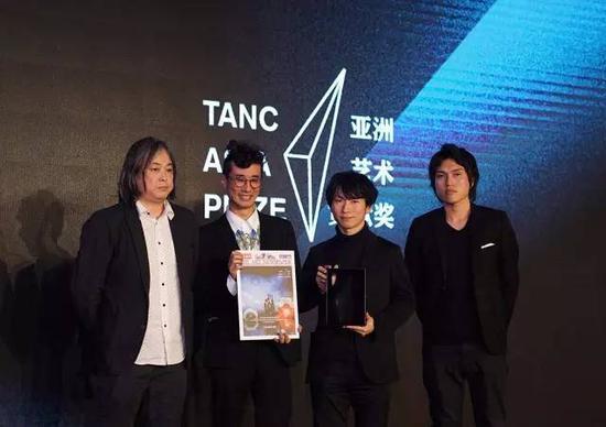 颁奖嘉宾艺术家杨福东(左一),奖项得主teamLab成员代表工藤岳、小林大将、金泽真(从左至右)