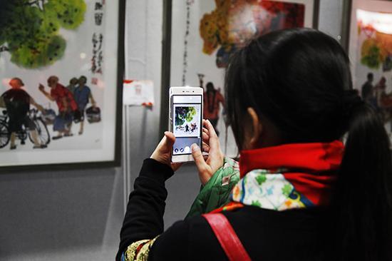 观众参观展览