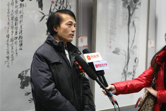 参展艺术家董玮先生接受媒体采访