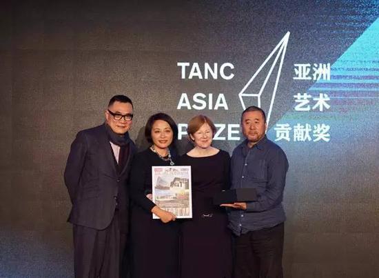 左起:颁奖嘉宾现代传播集团董事长邵忠,奖项得主OCAT当代艺术馆群代表OCAT深圳总馆长栾倩、OCAT西安馆执行馆长凯伦·史密斯、OCAT上海馆执行馆长张培力