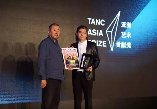 颁奖嘉宾艺术家张培力(左),奖项得主K11艺术基金会代表K11艺术基金会项目部代表黄圣智(右)