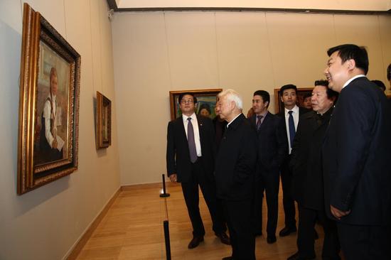 全国人大常委会原副委员长周铁农与众多宾观看潘义奎作品