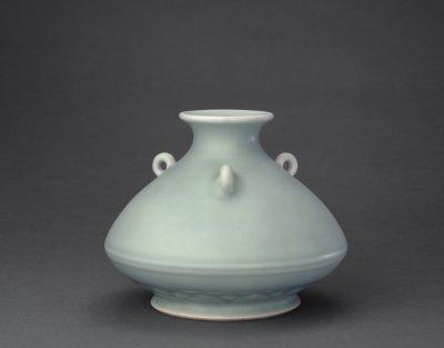清雍正 青釉荸荠式三系瓶 北京故宫博物院藏