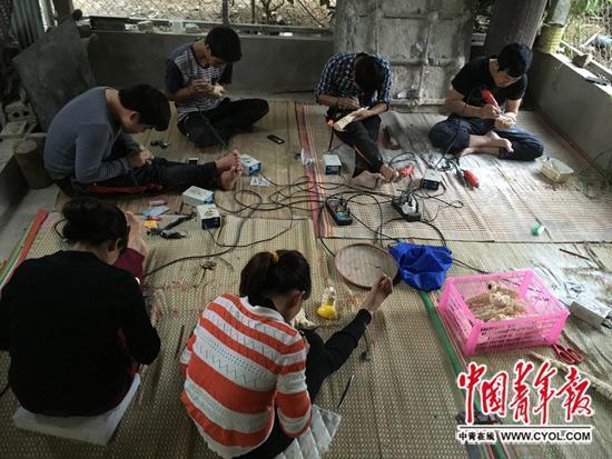 越南河西地区,一家疑似象牙制品手工作坊,工人们正在打磨相关制品。