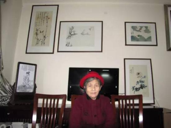 大千女儿张心庆和这些版画在一起