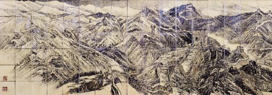地铁西直门站东墙上(内环)的《燕山长城图》局部,长69.8米,高3米,用了50×50厘米的环氧树脂壁画砖,共852块拼出全图。 绘画作者包括:张仃、姜宝林、赵准旺、王镛、蒋正鸿、龙瑞、赵卫、陈平,画面表现了北京地区群山峻岭中长城的雄姿, 城墙的蜿蜒,烽火楼的坚固,长城内外的繁荣,显示出中华民族的气概。