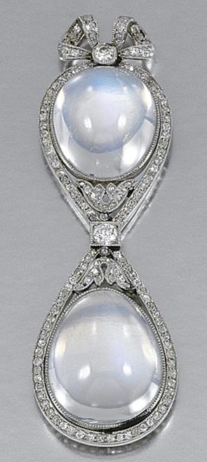 A BELLE EPOQUE MOONSTONE & DIAMOND PENDANT胸针1910年,设计为蝴蝶型镶嵌两个月光石钻石及铂金