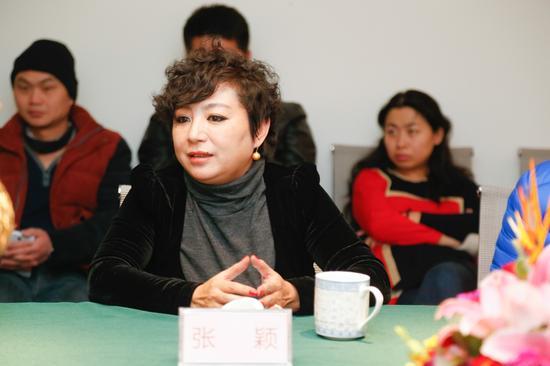 图四 张同禄大师女儿、珐琅张传人张颖现场讲述《故宫历代景泰蓝传世六珍》创作原由