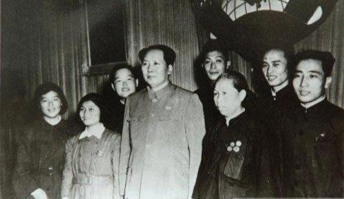 很明显,第一张标准像是从这张合影中截的图。当时的影像技术堪比今日的PS啊。