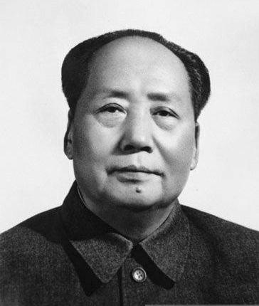 毛主席的第四张标准像,天安门城楼上如今悬挂的主席画像就是根据这张照片绘制的。
