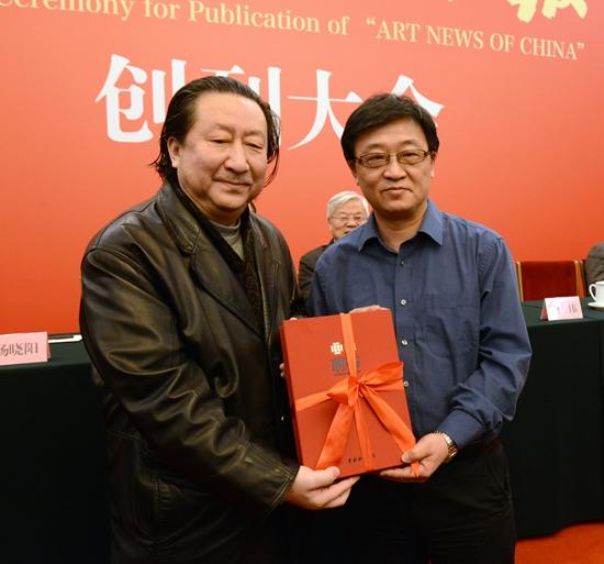 杨晓阳院长向学术委员会代表丁宁颁发聘书