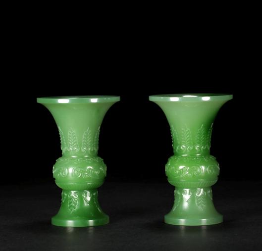 01022号拍品 王金高碧玉缠枝纹饰花觚一对(2个)