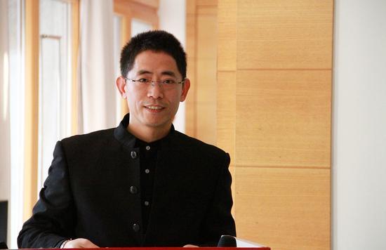 策展人、“共振计划”项目发起人粟多壮介绍“关键链接”中瑞艺术展筹备情况