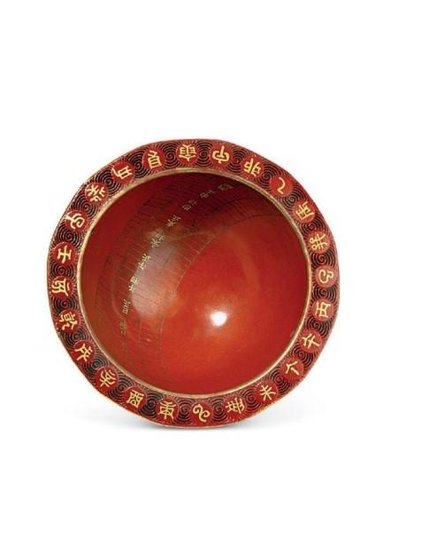 漆制日晷模型,中国,清代(1644-1911),乾隆(1736-1795)年间款识,黄金与珐琅彩瓷。鲍氏东方艺术馆。Marian Gérard © Fondation Baur, Genève