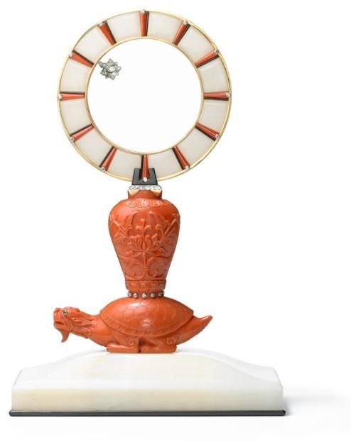 龟形瑞兽时钟,卡地亚巴黎,1943年,金,铂金,银,白色缟玛瑙,珊瑚,祖母绿,钻石,珐琅,卡地亚典藏,Nick Welsh, Collection Cartier © Cartier